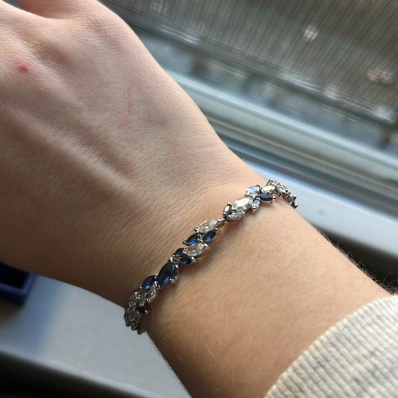 Swarovski Louison leaf & blue bracelet with original box - Picture 2 of 4